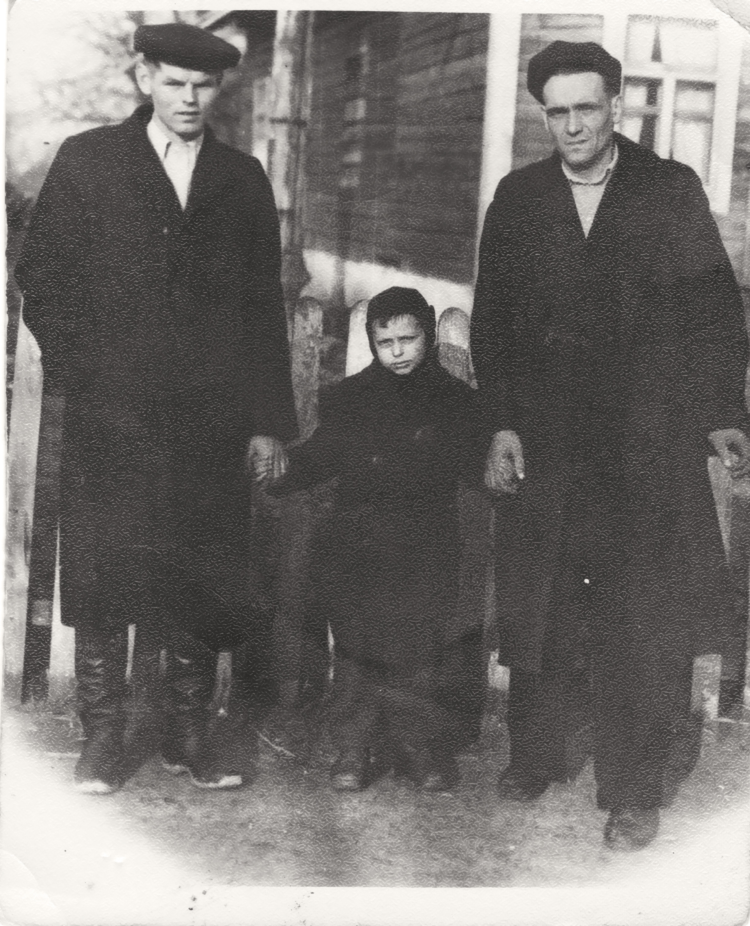25 лет спустя. Справа — Кеда Владимир Иванович, в центре — я автор рассказа И.И. Марукевич, слева — мой дядя Чеслав Юлианович Марукевич