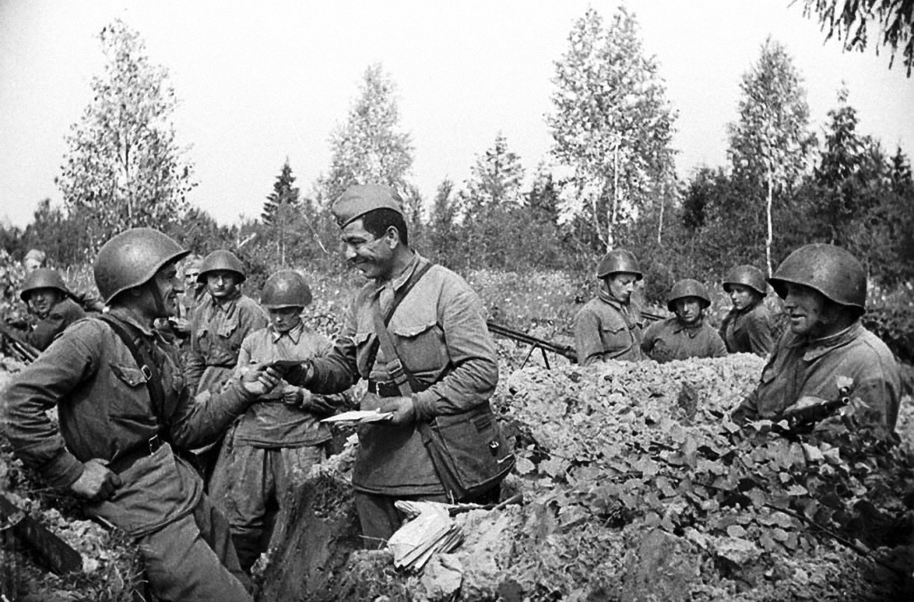 Советские бойцы на передовой получают почту. © http://pohodd.ru