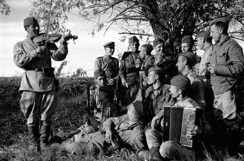 1943 г. Кубань. В минуты отдыха бойцы слушают скрипку. © Росархив