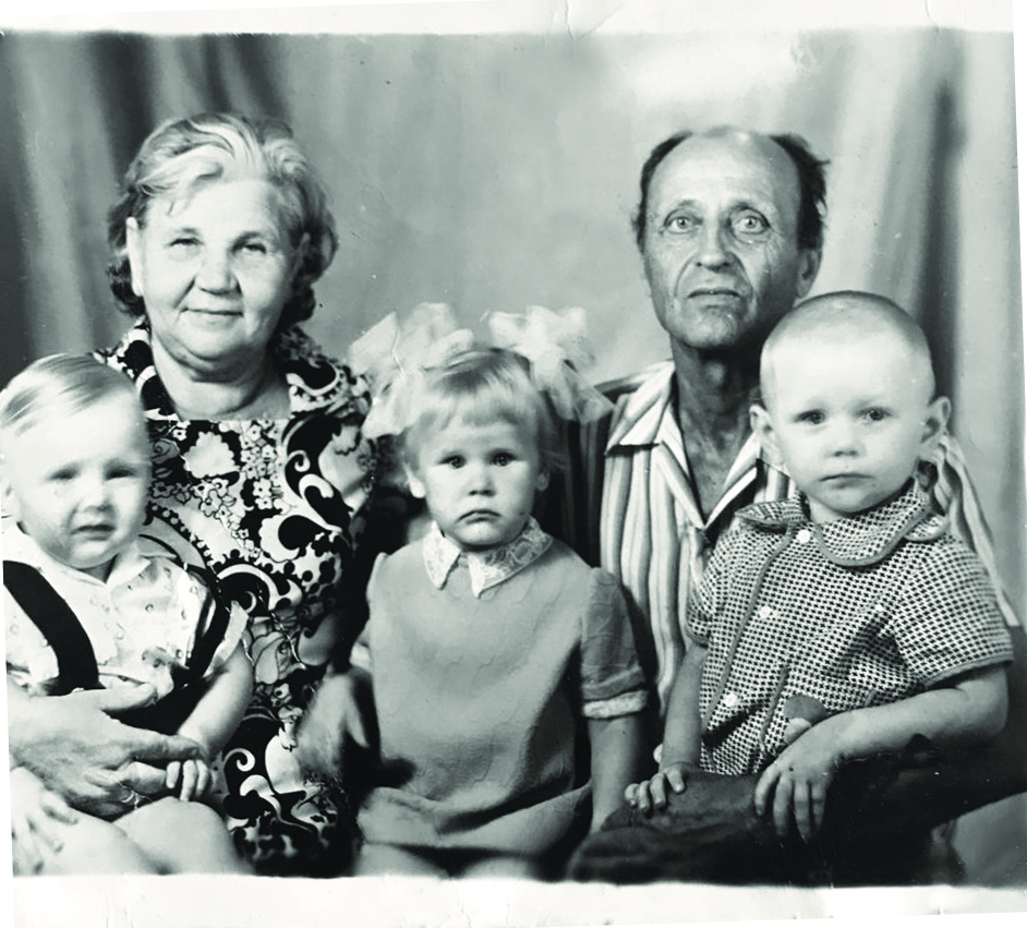 1975 год. Памятная фотография, сделанная в канун 30-летия Победы. С внуками Сергеем, Наташей и Андреем. Всего мои родители при жизни вырастили и воспитали 5 детей, 11 внуков и 8 правнуков!