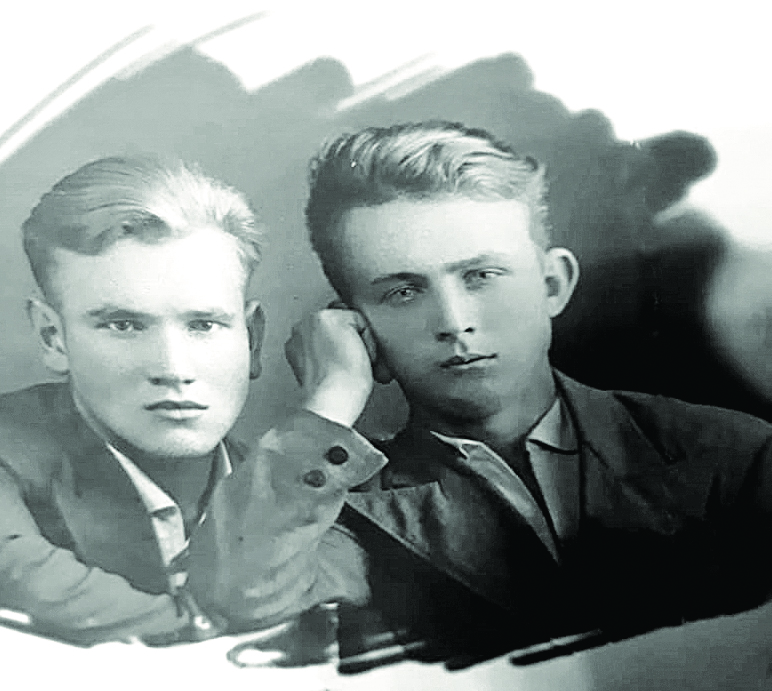 Александр Сергеевич Козырев (справа) с другом Козырев Александр Сергеевич (справа) с другом
